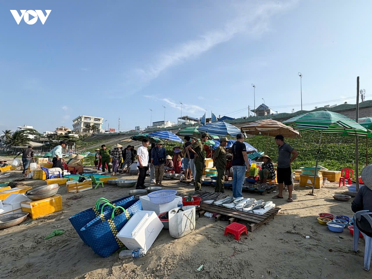 Phát hiện 3 vựa chuyên bán tôm hùm kém chất lượng tại làng chài Mũi Né