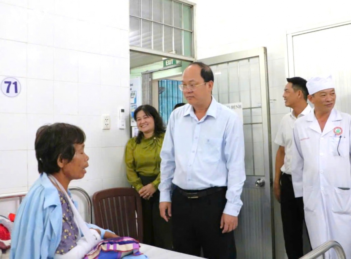 bi thu tinh uy ca mau tham hoi, tang qua nguoi bi thuong do dong loc hinh anh 1