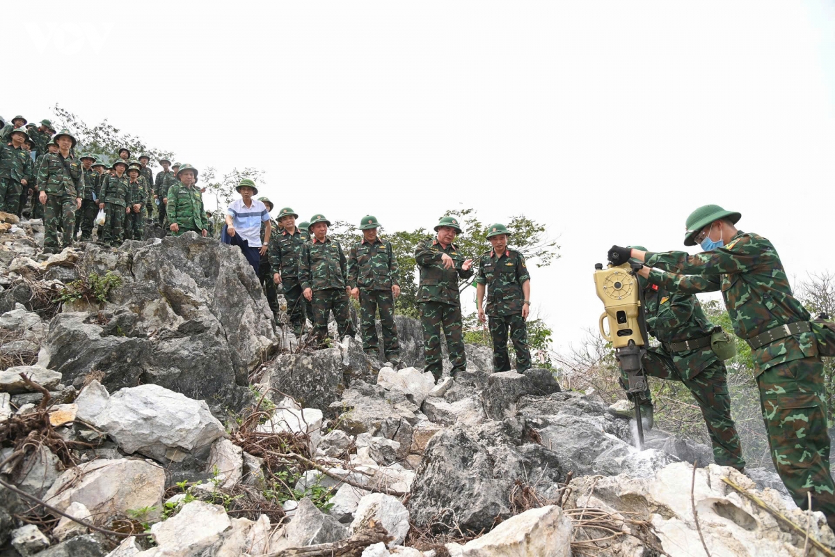 hanh trinh tim dong doi noi diem cao bien gioi hinh anh 1