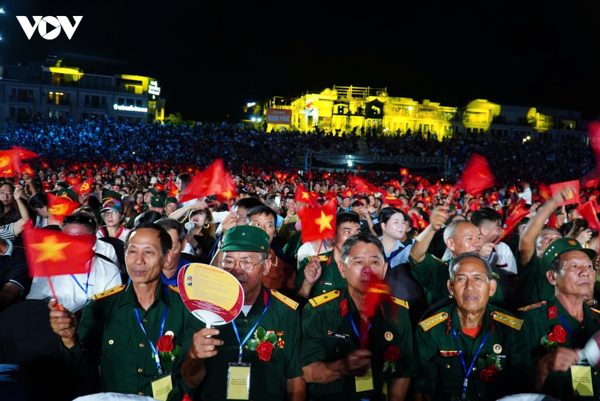 mai mai tuoi 20 Dem tri an lay dong long nguoi hinh anh 10