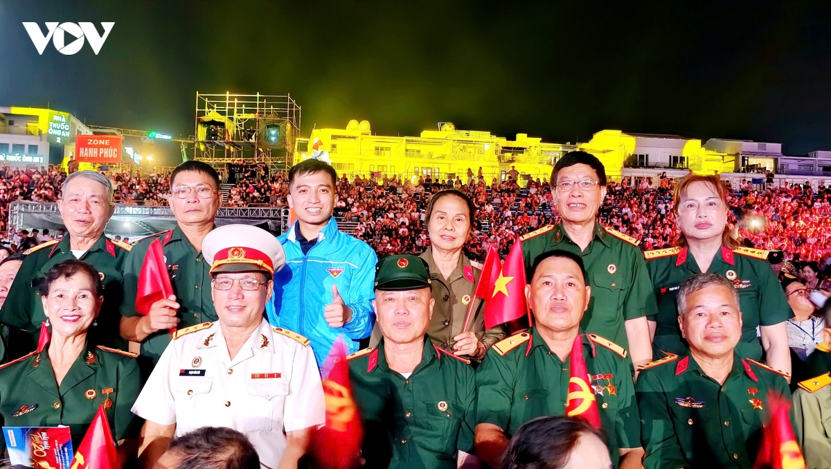 mai mai tuoi 20 Dem tri an lay dong long nguoi hinh anh 11