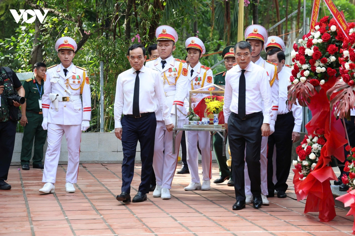 thu tuong bang moi gia dua cac liet si tro ve voi gia dinh, que huong hinh anh 11
