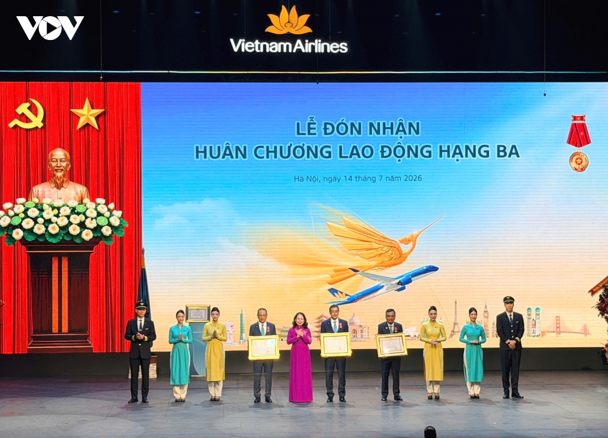 pho chu tich nuoc du le don nhan huan chuong lao dong hang ba cua vietnam airlines hinh anh 3