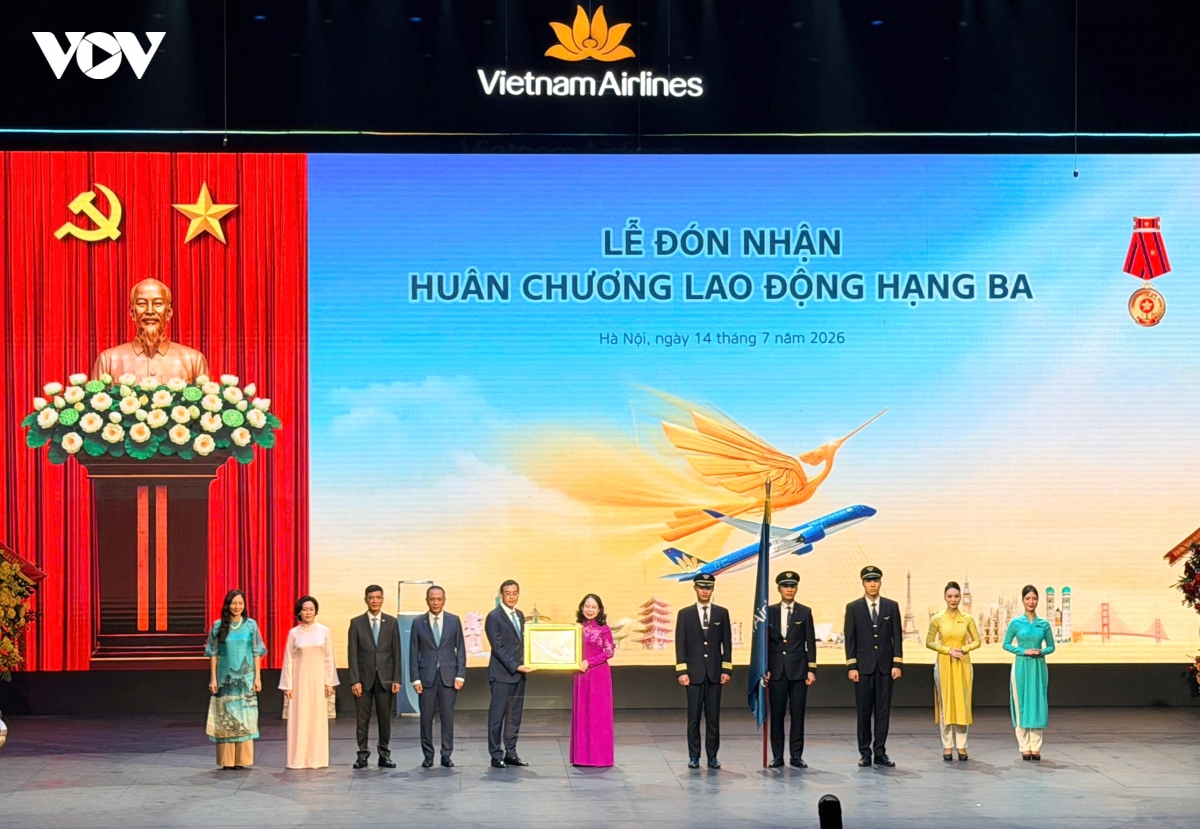 Phó Chủ tịch nước dự Lễ đón nhận Huân chương Lao động hạng Ba của Vietnam Airlines
