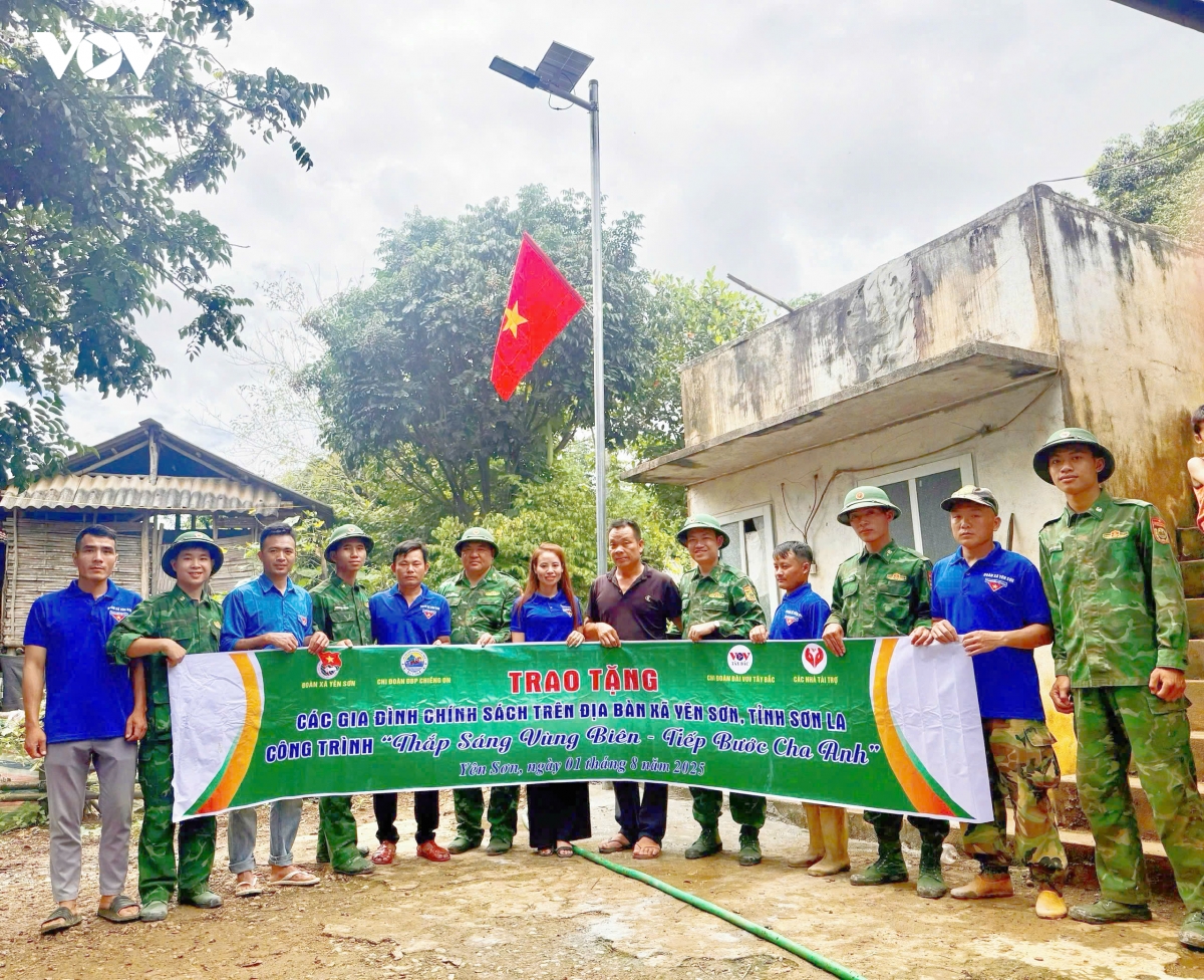 hon 5.000 bong den thap sang tuyen duong bien gioi son la hinh anh 3