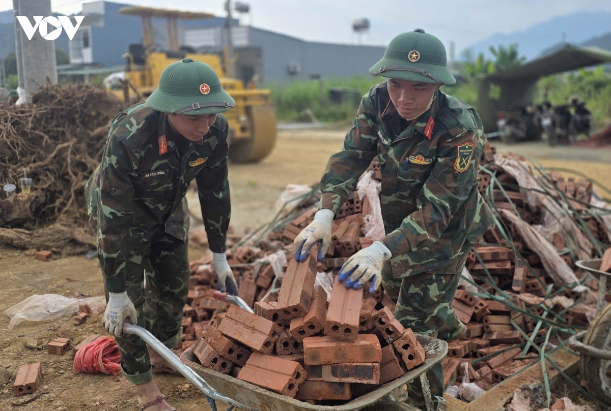 chay dua voi thoi gian dung mai am cho dong bao vung lu muong than hinh anh 16