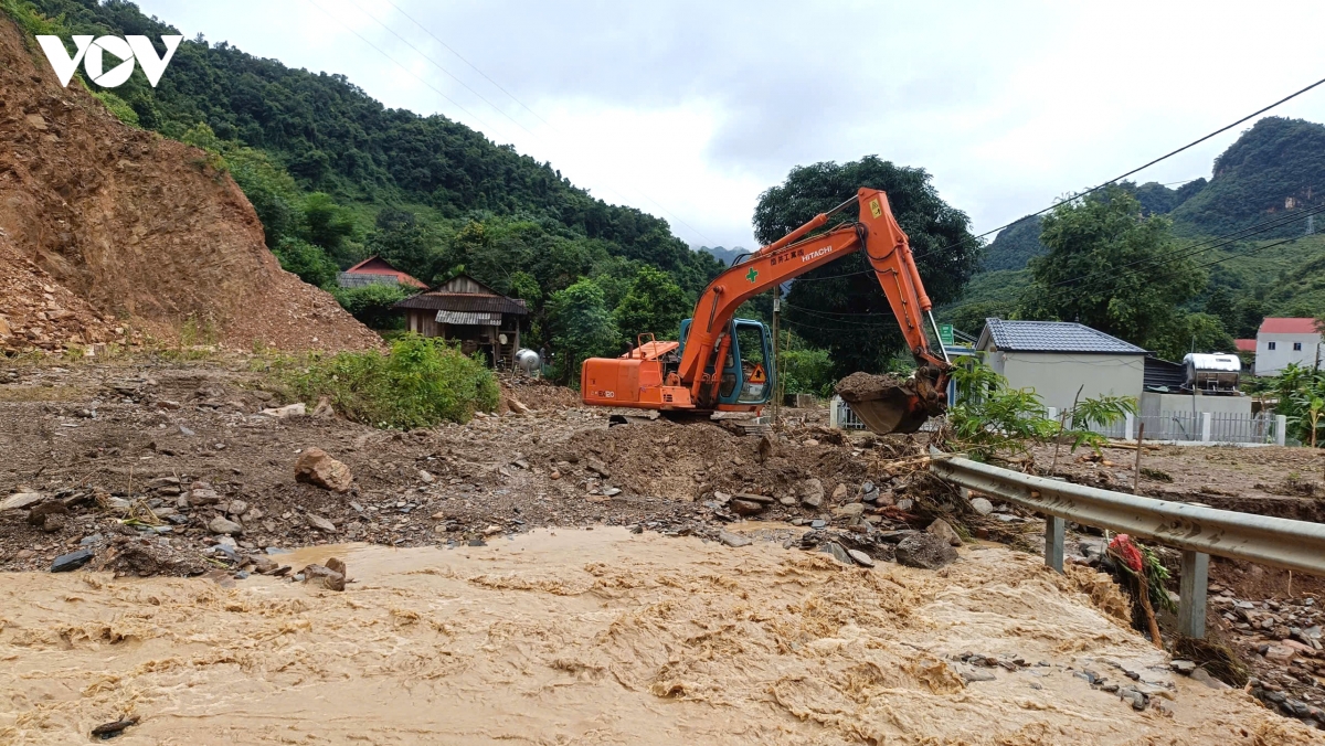 son la vua khac phuc hau qua, vua ung pho mua lon tren cac tuyen giao thong hinh anh 4