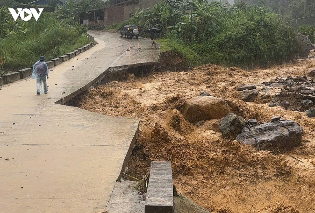 son la vua khac phuc hau qua, vua ung pho mua lon tren cac tuyen giao thong hinh anh 6