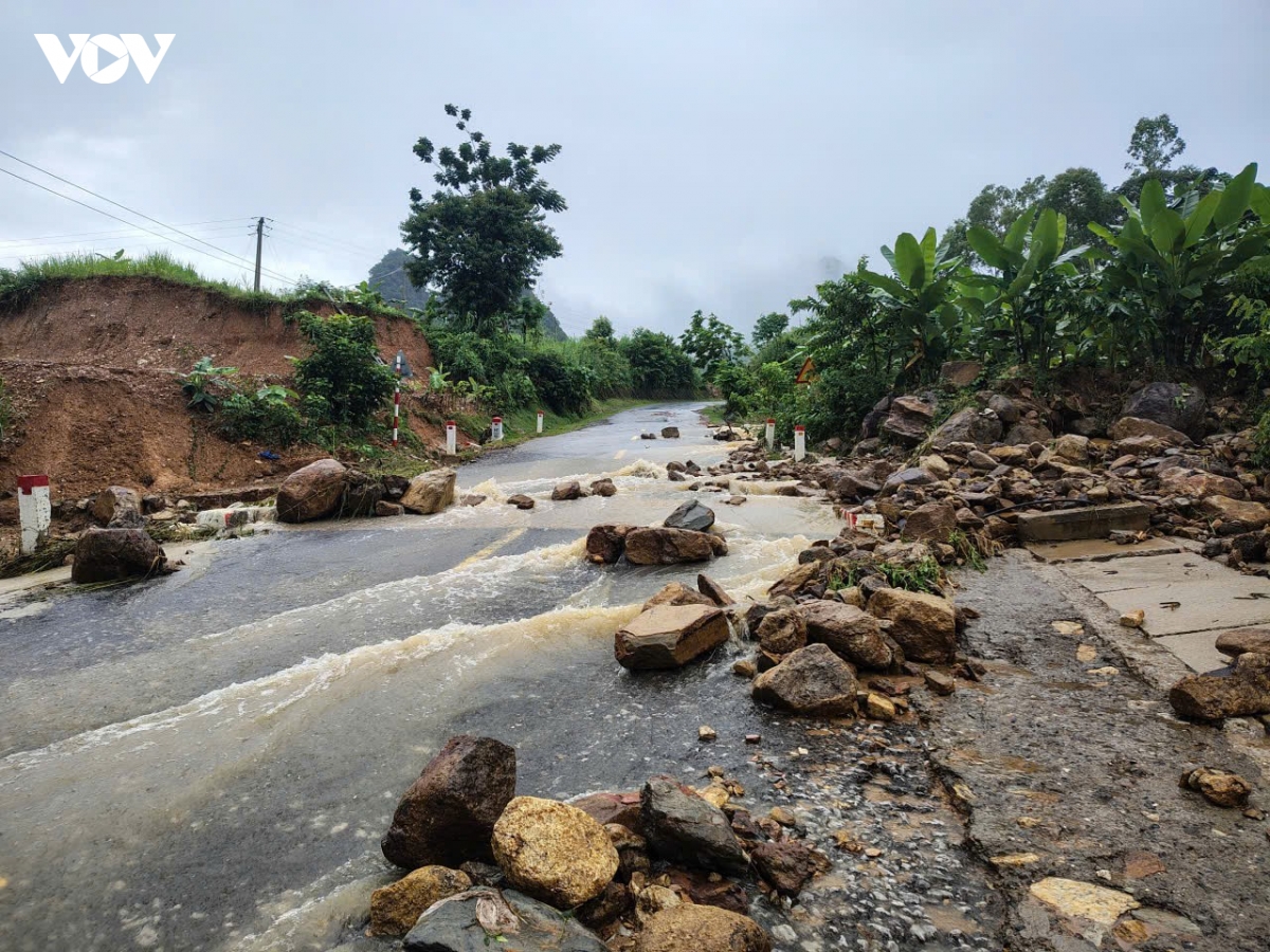 son la vua khac phuc hau qua, vua ung pho mua lon tren cac tuyen giao thong hinh anh 2