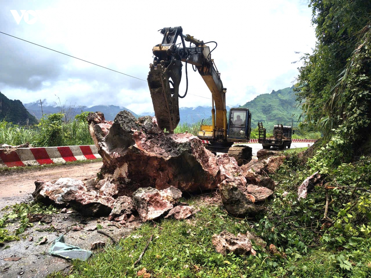 son la vua khac phuc hau qua, vua ung pho mua lon tren cac tuyen giao thong hinh anh 1