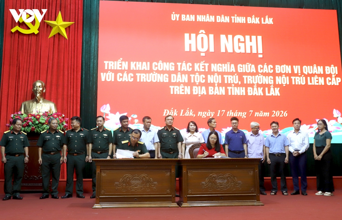Dak lak trien khai ket nghia giua don vi quan doi voi truong dan toc noi tru hinh anh 2
