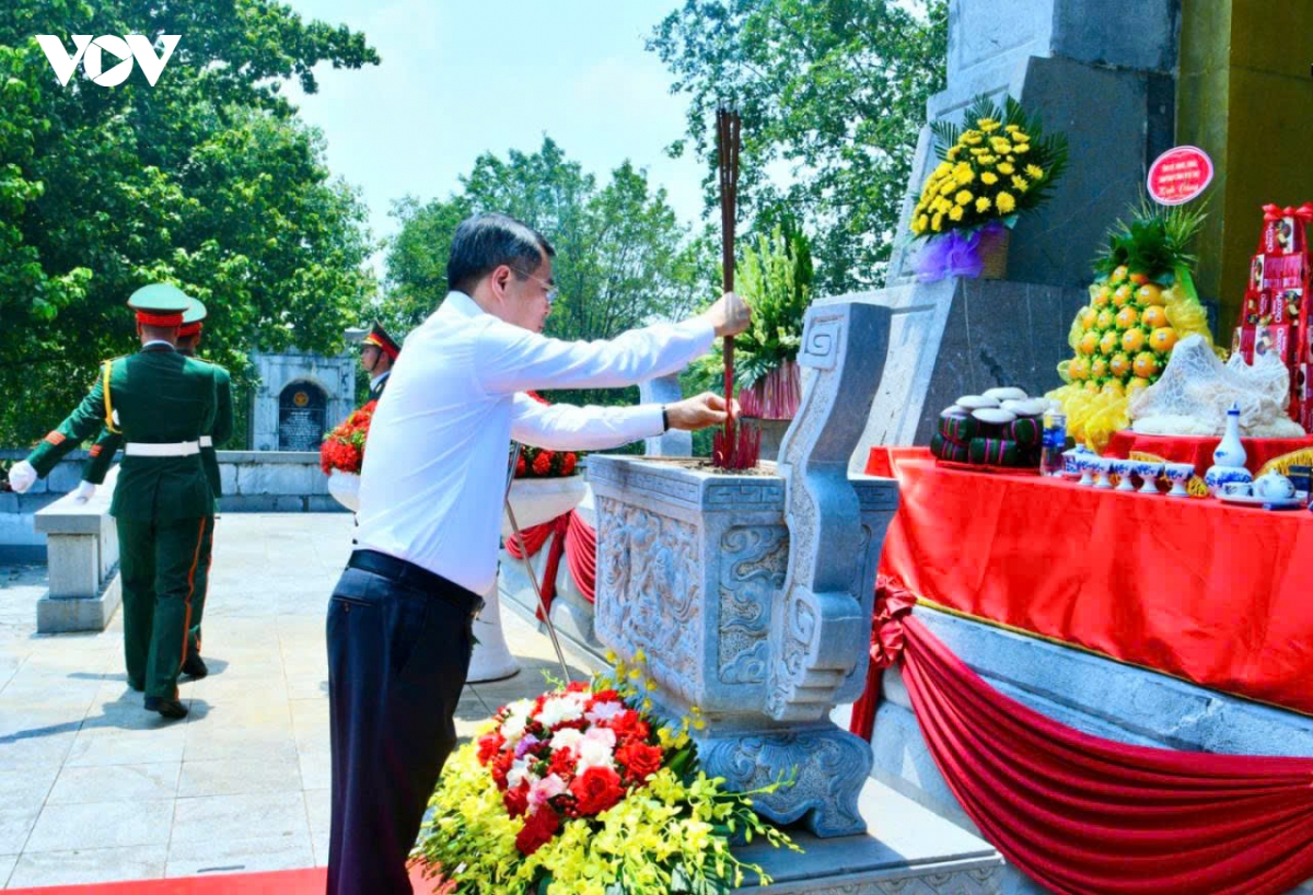 thu tuong dang huong, hoa tuong niem cac anh hung liet si tai phu tho hinh anh 1