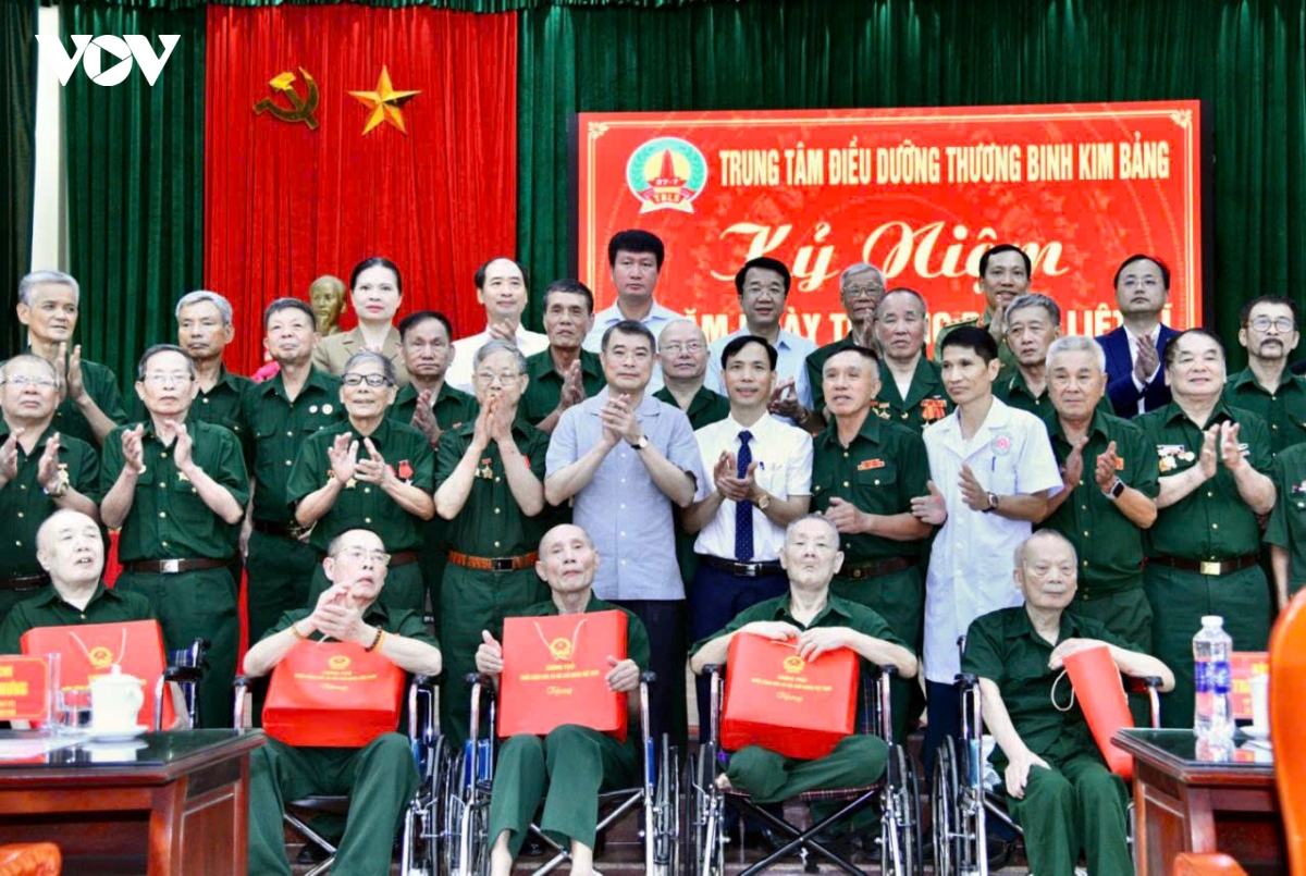 thu tuong tham va tang qua cac thuong benh binh o kim bang, ninh binh hinh anh 1