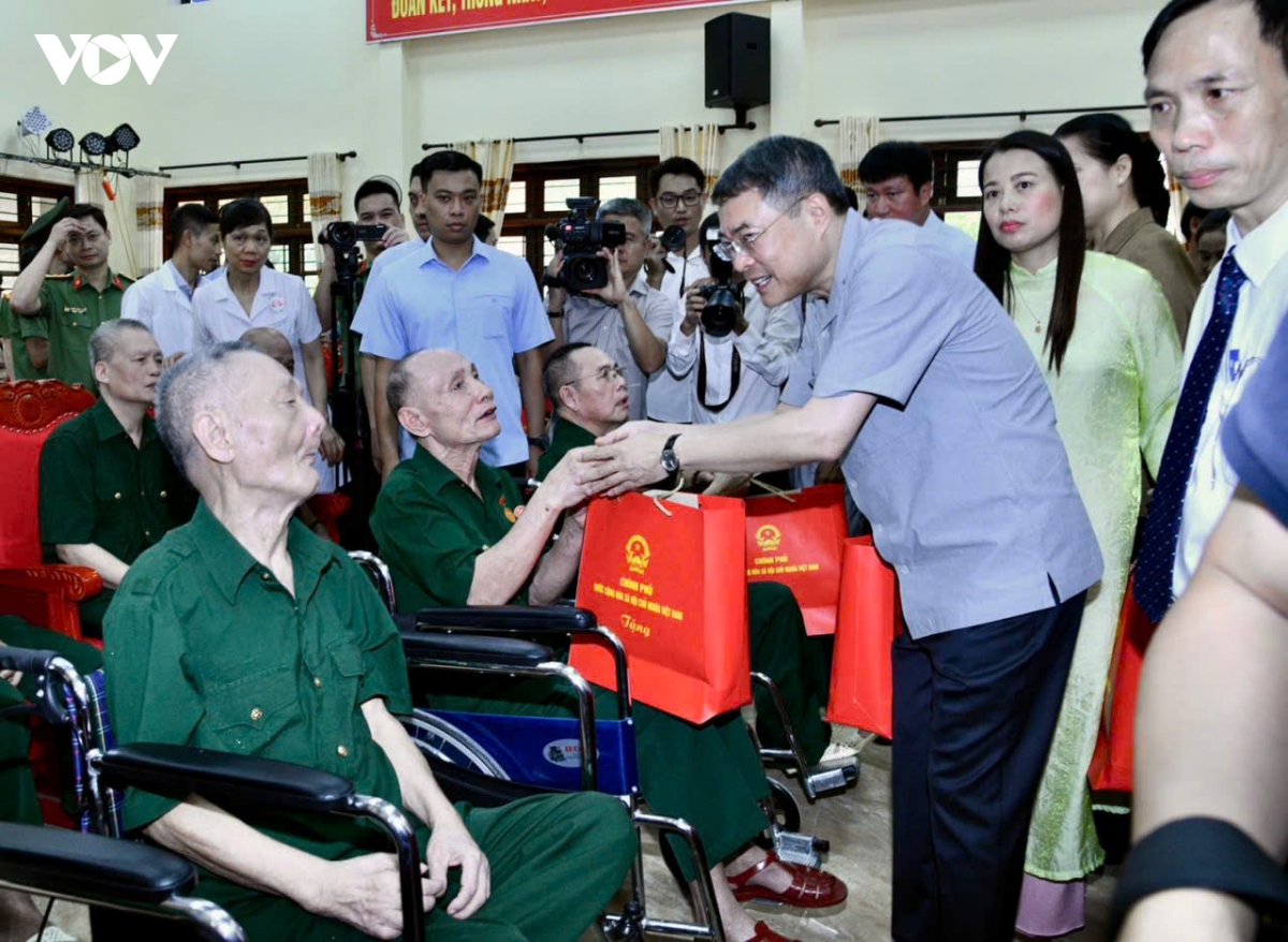 thu tuong tham va tang qua cac thuong benh binh o kim bang, ninh binh hinh anh 3