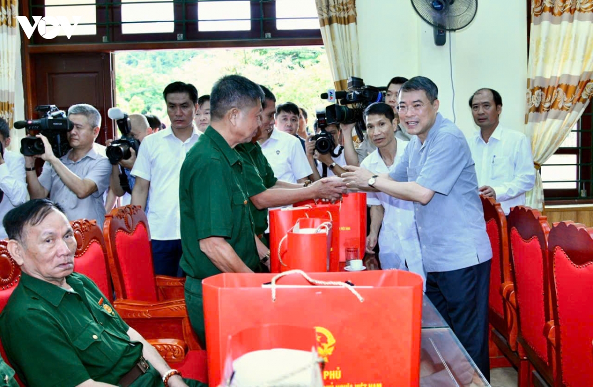 thu tuong tham va tang qua cac thuong benh binh o kim bang, ninh binh hinh anh 4