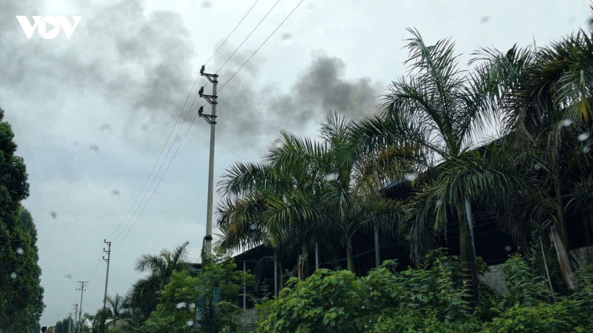 Cụm công nghiệp Đại Lâm, Bắc Ninh: Đường nội bộ xuống cấp, khói đen từ nhà xưởng