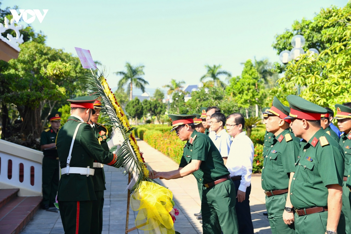 lanh dao quan khu 5 dang huong tri an liet si tai quang ngai hinh anh 1