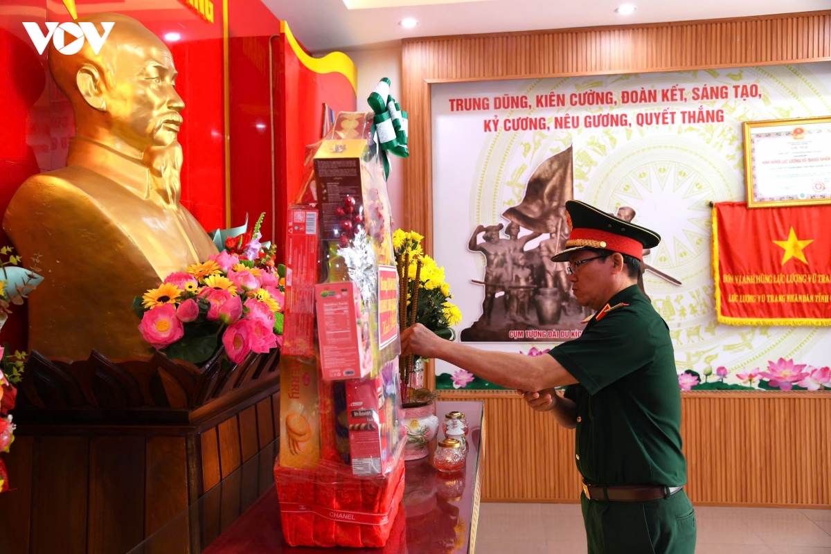 Lãnh đạo Quân khu 5 dâng hương tri ân liệt sĩ tại Quảng Ngãi