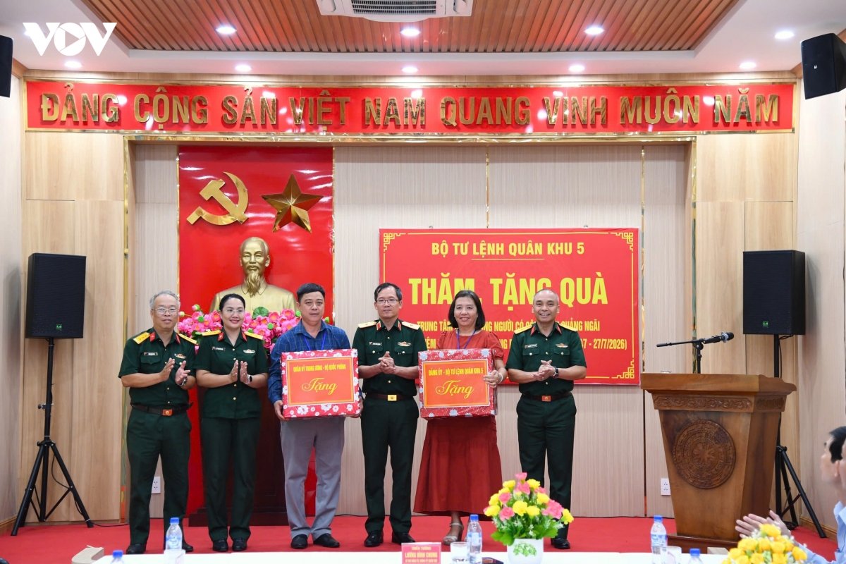 lanh dao quan khu 5 dang huong tri an liet si tai quang ngai hinh anh 2