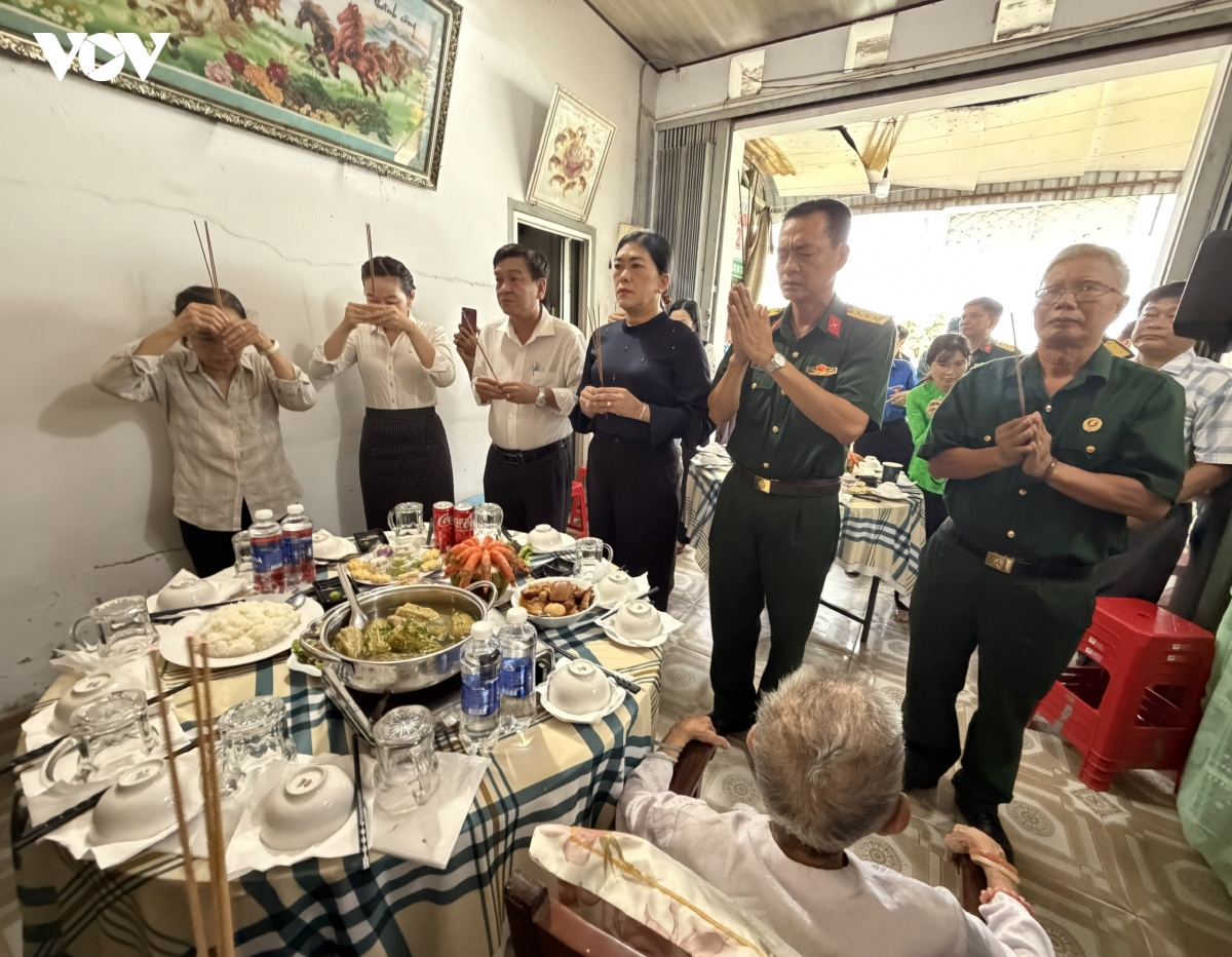  mam com ben me - nang long tri an, am ap nghia tinh hinh anh 1