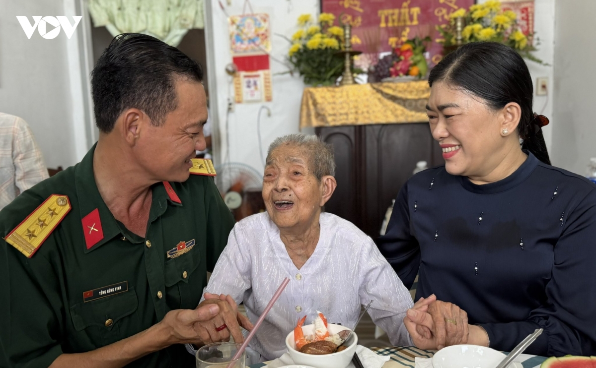  mam com ben me - nang long tri an, am ap nghia tinh hinh anh 2