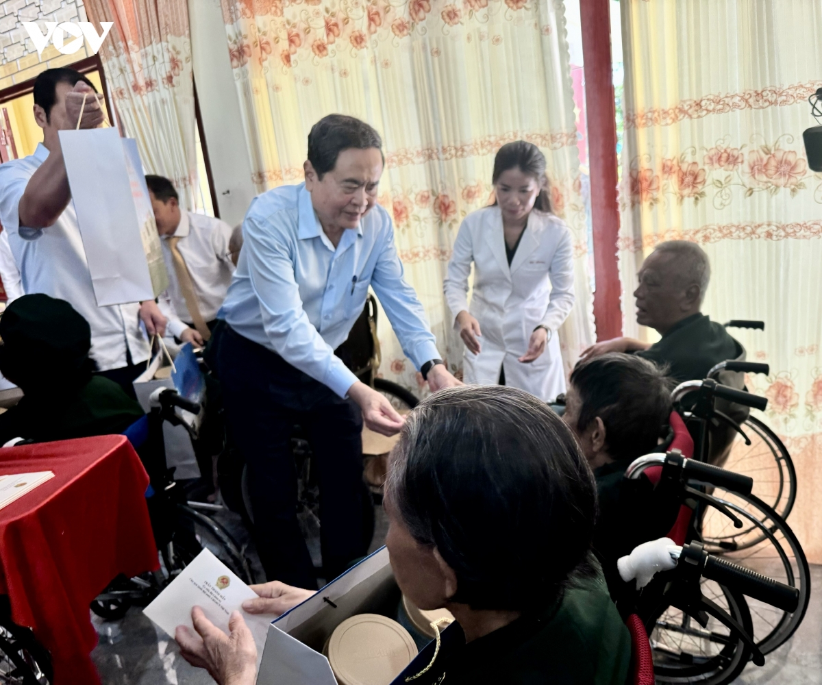 chu tich quoc hoi tri an nguoi co cong, tham me viet nam anh hung hinh anh 10