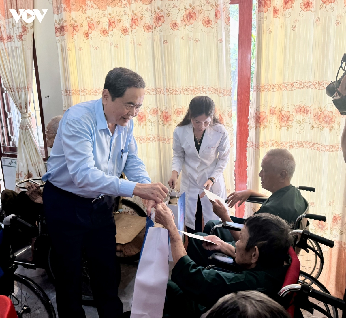 Chủ tịch Quốc hội tri ân người có công, thăm Mẹ Việt Nam Anh hùng