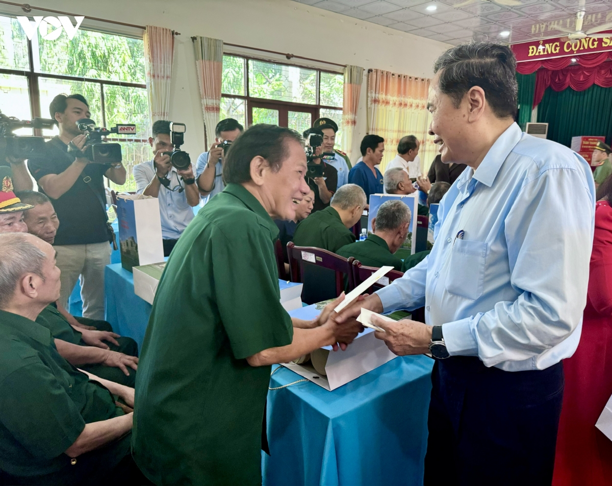 chu tich quoc hoi tri an nguoi co cong, tham me viet nam anh hung hinh anh 9