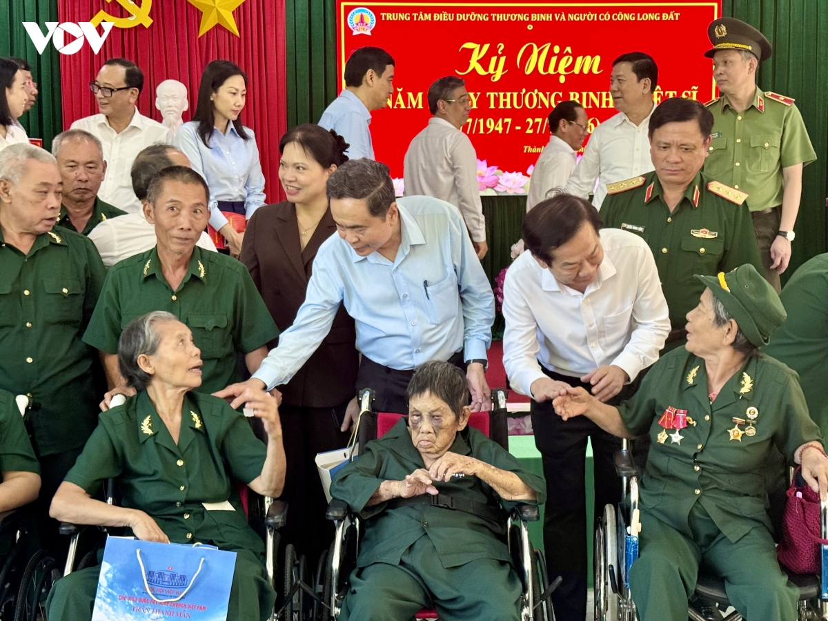 chu tich quoc hoi tri an nguoi co cong, tham me viet nam anh hung hinh anh 8