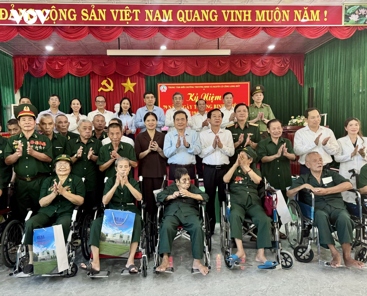 chu tich quoc hoi tri an nguoi co cong, tham me viet nam anh hung hinh anh 4