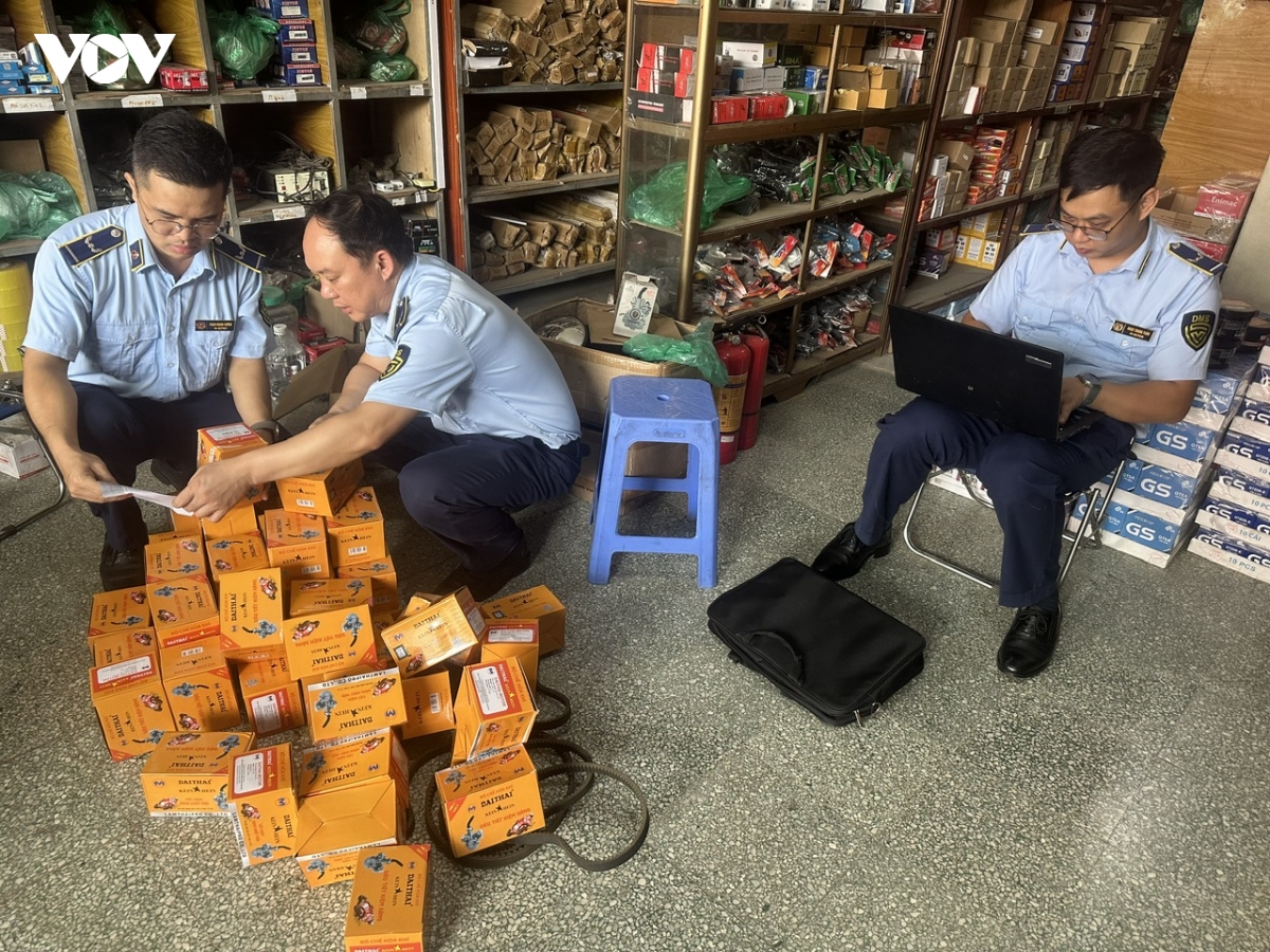 quan ly thi truong cao bang lien tiep phat hien vi pham kinh doanh phu tung xe may hinh anh 2