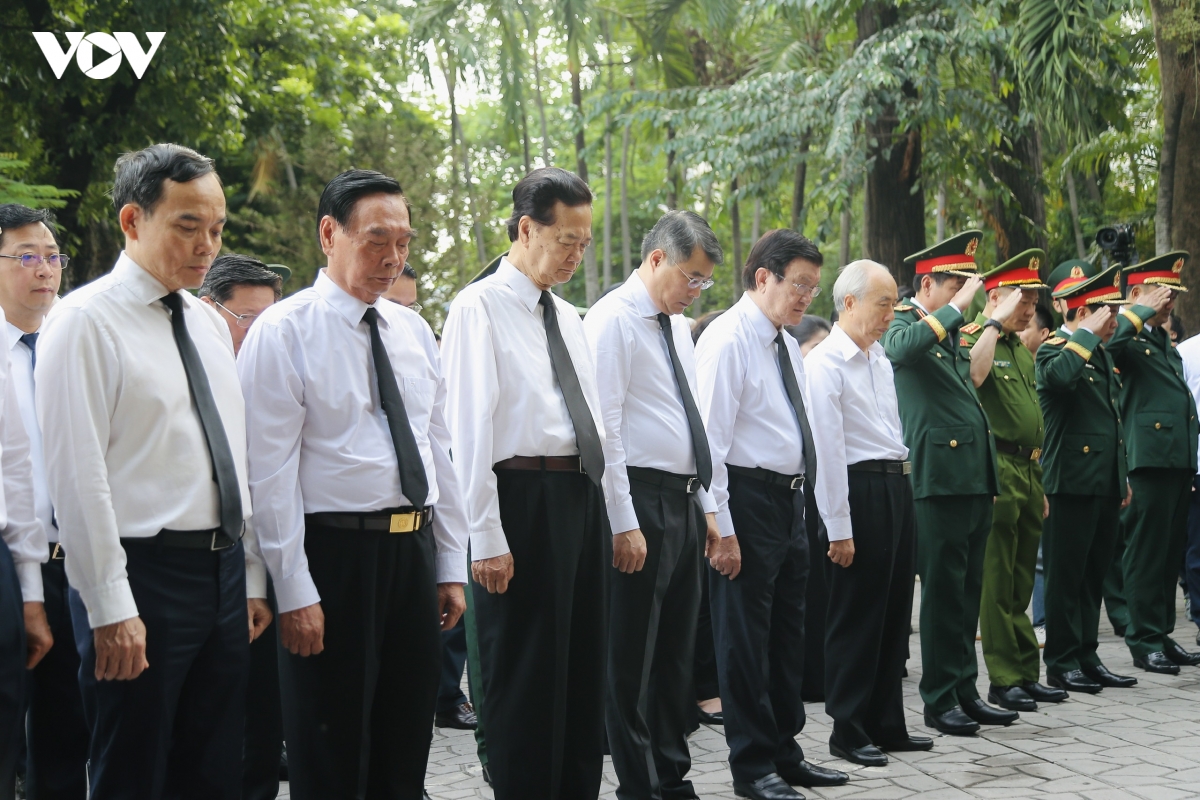 thu tuong bang moi gia dua cac liet si tro ve voi gia dinh, que huong hinh anh 1
