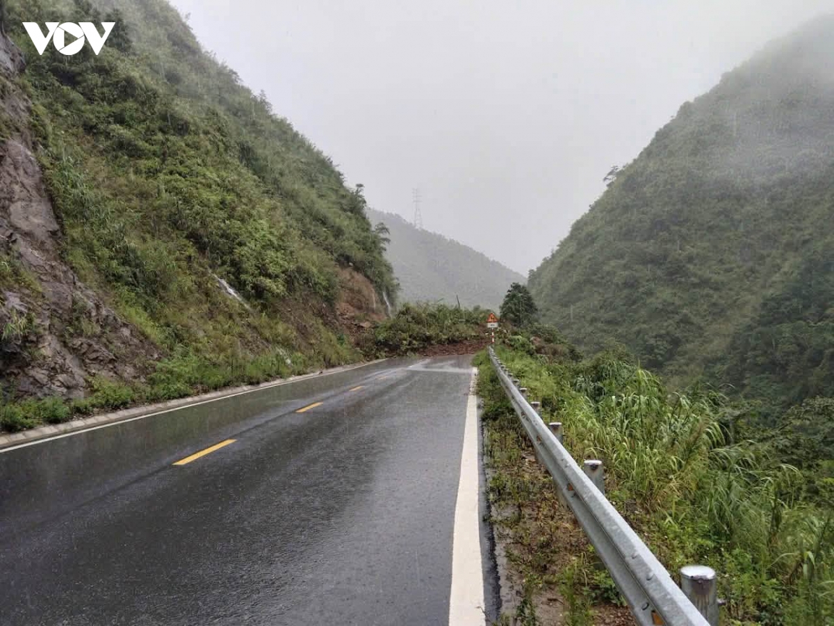 Xuất hiện 2 điểm sạt lở, tuyến Quốc lộ 279 hướng Văn Bàn đi Than Uyên bị ách tắc