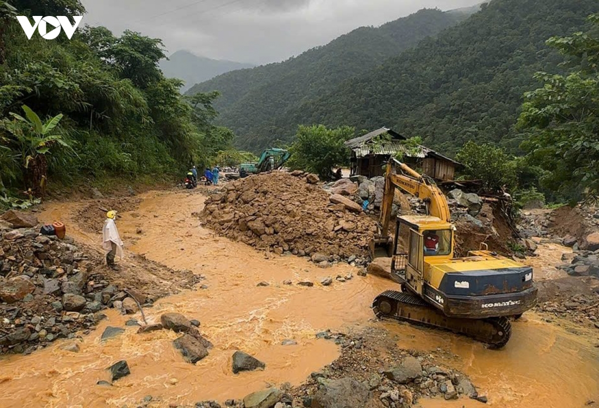son la no luc tu sua, khoi phuc duong giao thong sau mua lu hinh anh 1