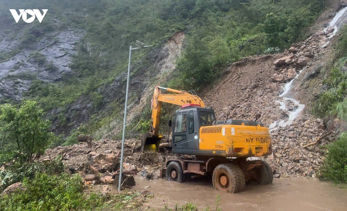 son la no luc tu sua, khoi phuc duong giao thong sau mua lu hinh anh 2