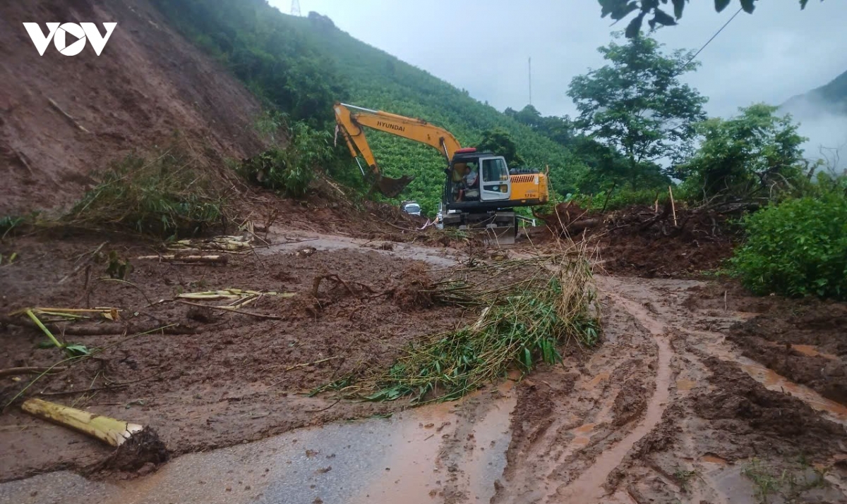 son la no luc tu sua, khoi phuc duong giao thong sau mua lu hinh anh 3