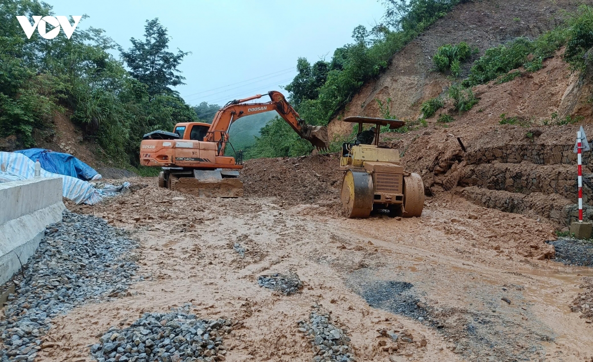 son la no luc tu sua, khoi phuc duong giao thong sau mua lu hinh anh 4