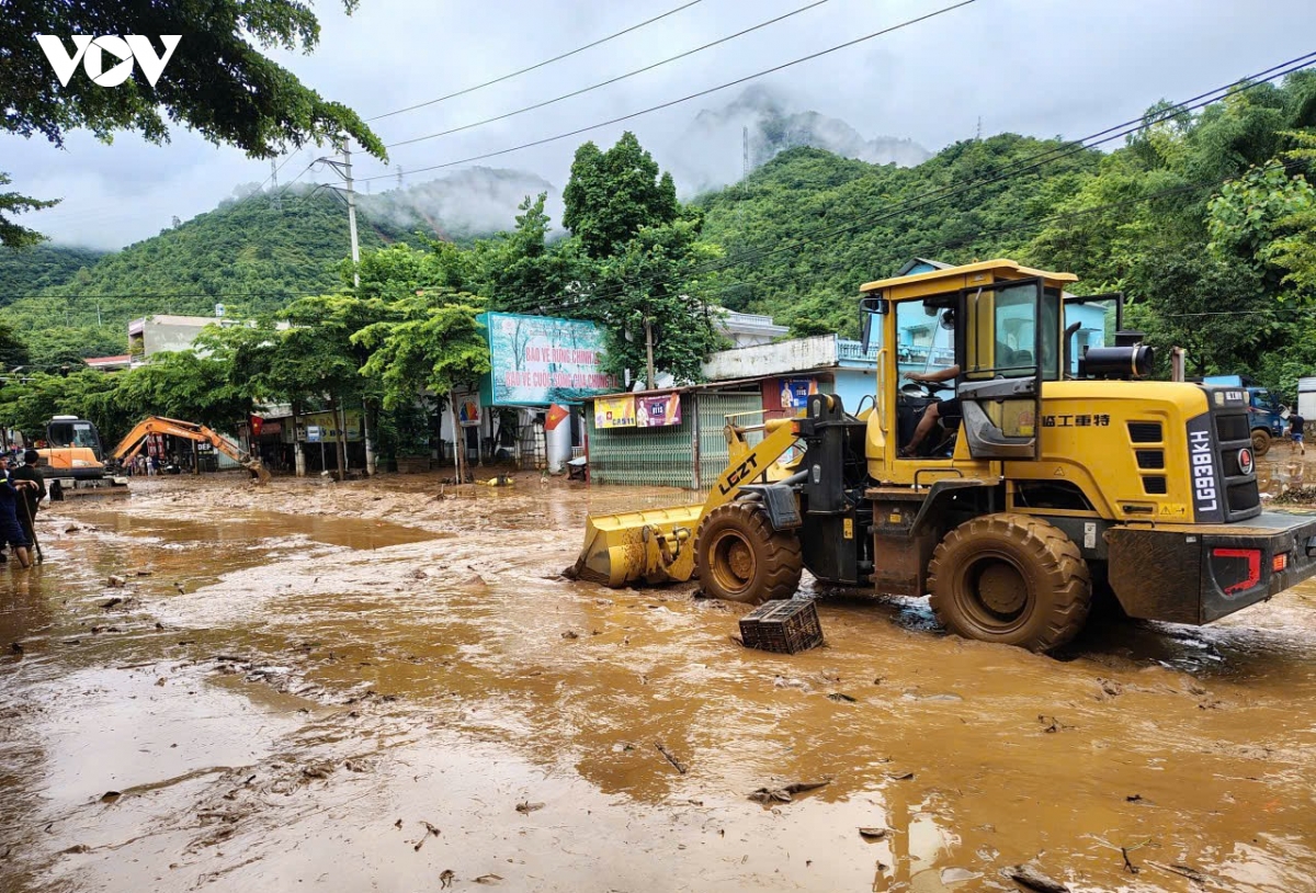 son la no luc tu sua, khoi phuc duong giao thong sau mua lu hinh anh 5