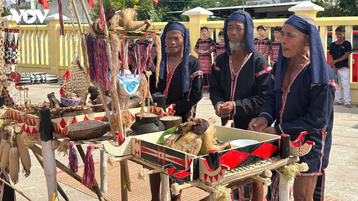 le cung cau mua cua nguoi ba na - noi gui gam uoc vong no du, binh an hinh anh 2