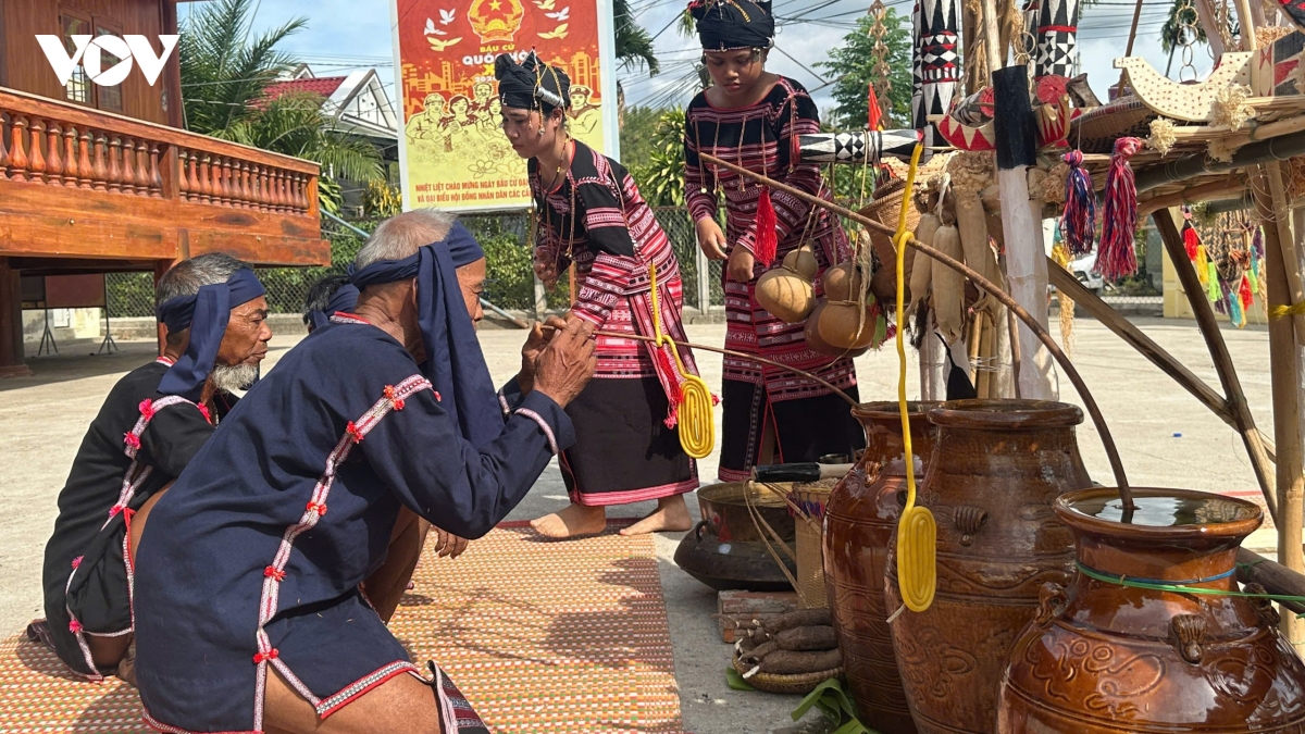 le cung cau mua cua nguoi ba na - noi gui gam uoc vong no du, binh an hinh anh 3
