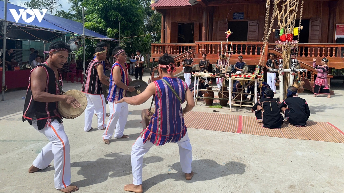 le cung cau mua cua nguoi ba na - noi gui gam uoc vong no du, binh an hinh anh 1