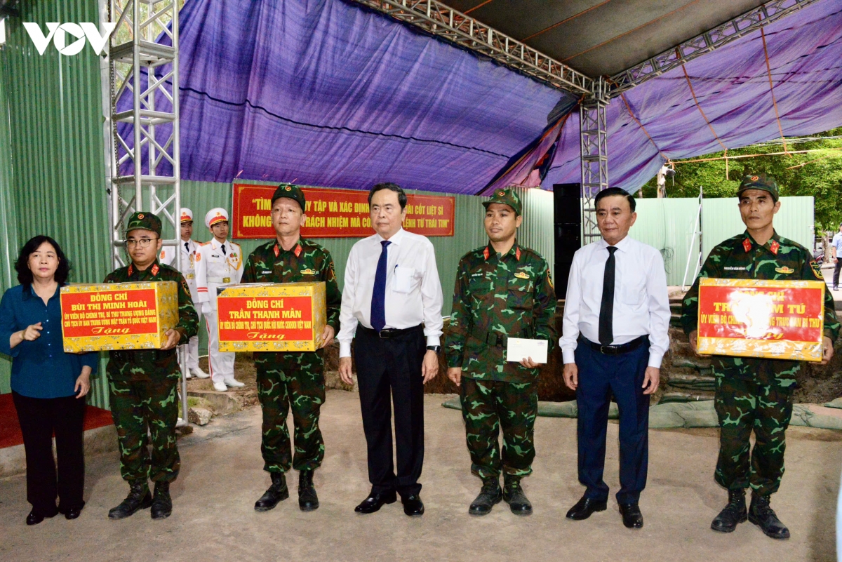 26-7-ctqh-dong-vien-tang-qua-cho-cac-chien-sy-2.jpg