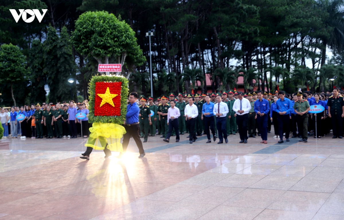 trang trong le thap nen tri an cac anh hung liet si tai Dak lak hinh anh 1