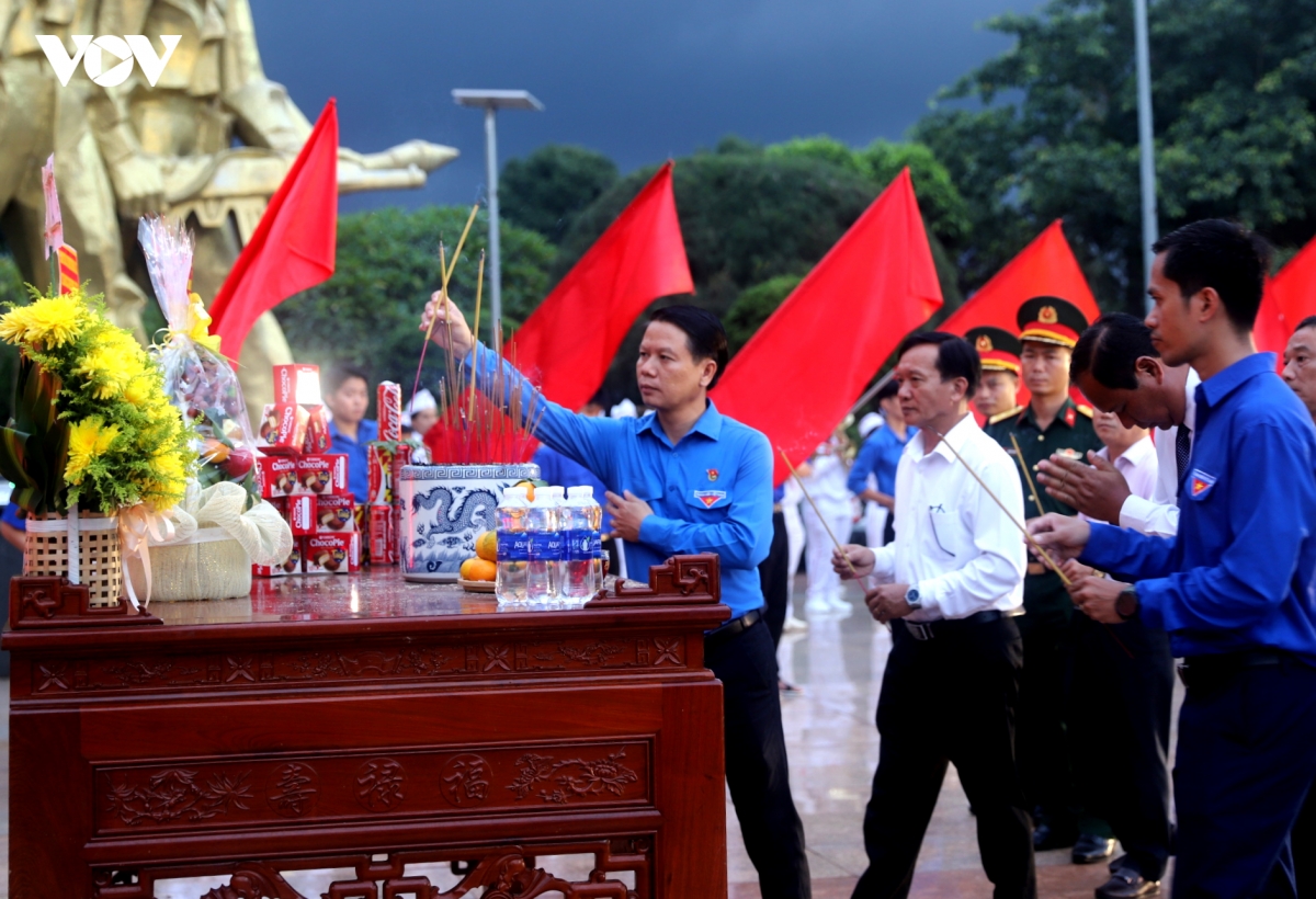 Trang trọng Lễ thắp nến tri ân các anh hùng liệt sĩ tại Đắk Lắk
