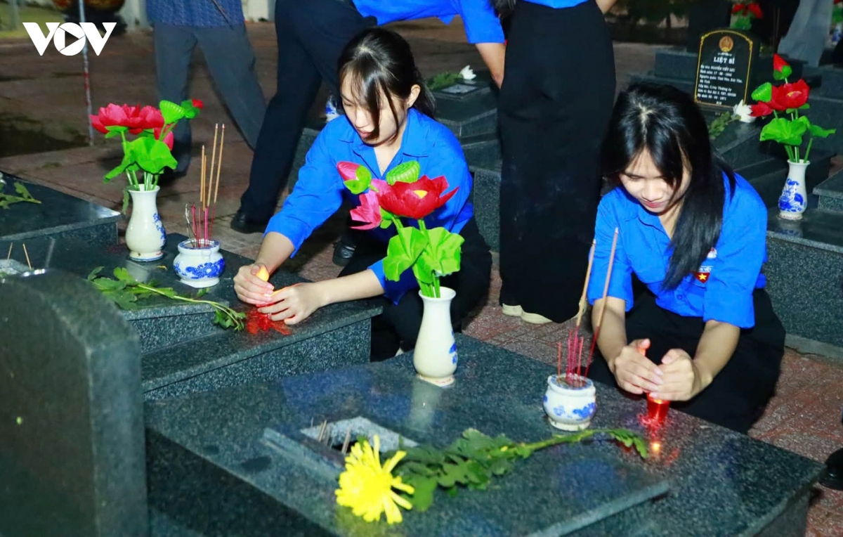 trang trong le thap nen tri an cac anh hung liet si tai Dak lak hinh anh 2