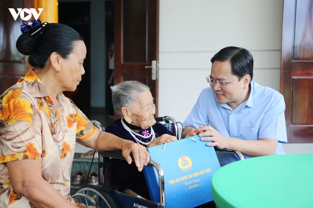 Chủ tịch Tổng LĐLĐ Việt Nam thăm, tặng quà gia đình chính sách ở Đà Nẵng