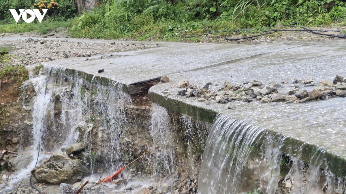 lao cai Duong doc dao xuong cap nghiem trong sau mua lu hinh anh 2
