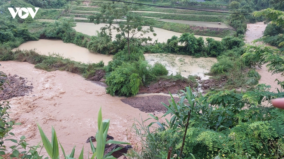 son la khan truong di doi dan va tap trung khac phuc hau qua mua lu hinh anh 3