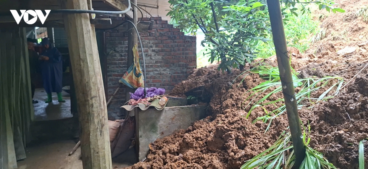 son la khan truong di doi dan va tap trung khac phuc hau qua mua lu hinh anh 1