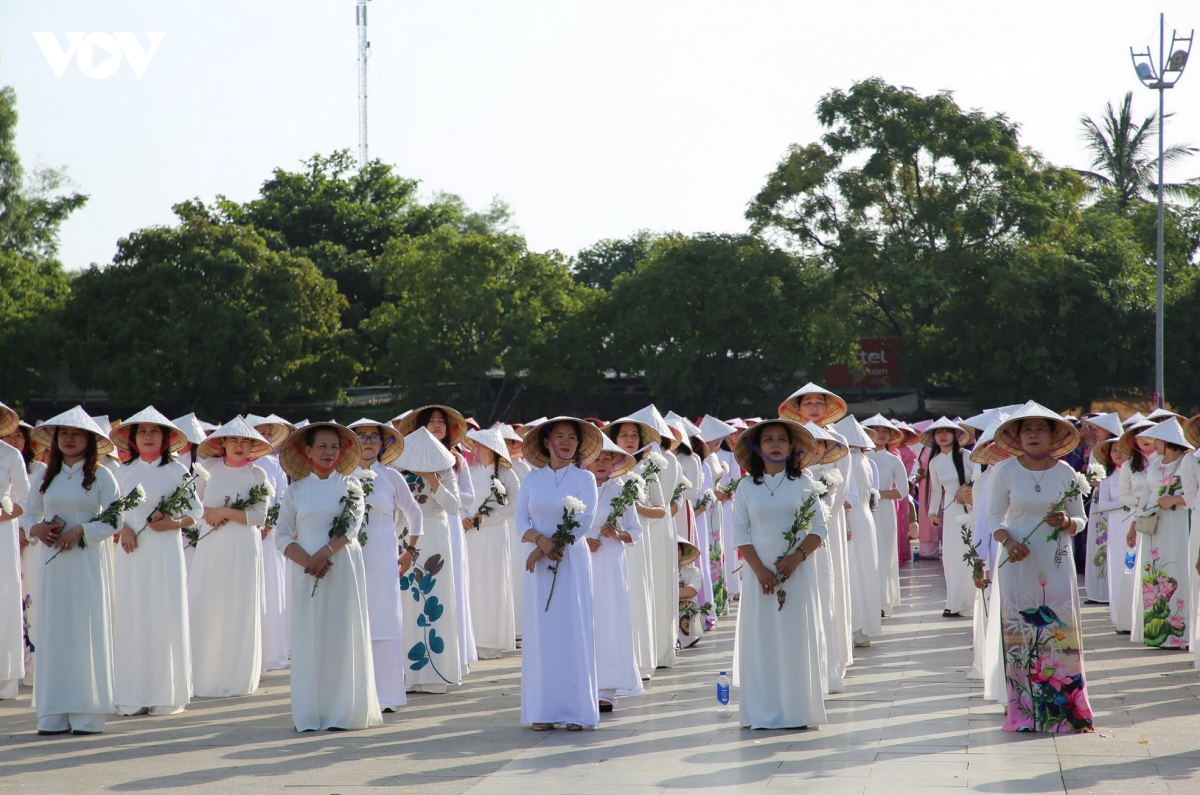 hon 1.500 phu nu Da nang dang hoa tri an me viet nam anh hung hinh anh 2